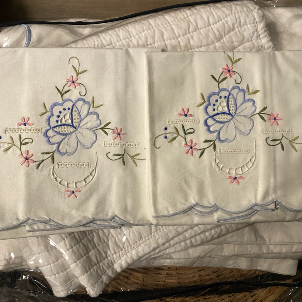 NEW VINTAGE Lace white blue pink flower embroidery embellished pillowcase set